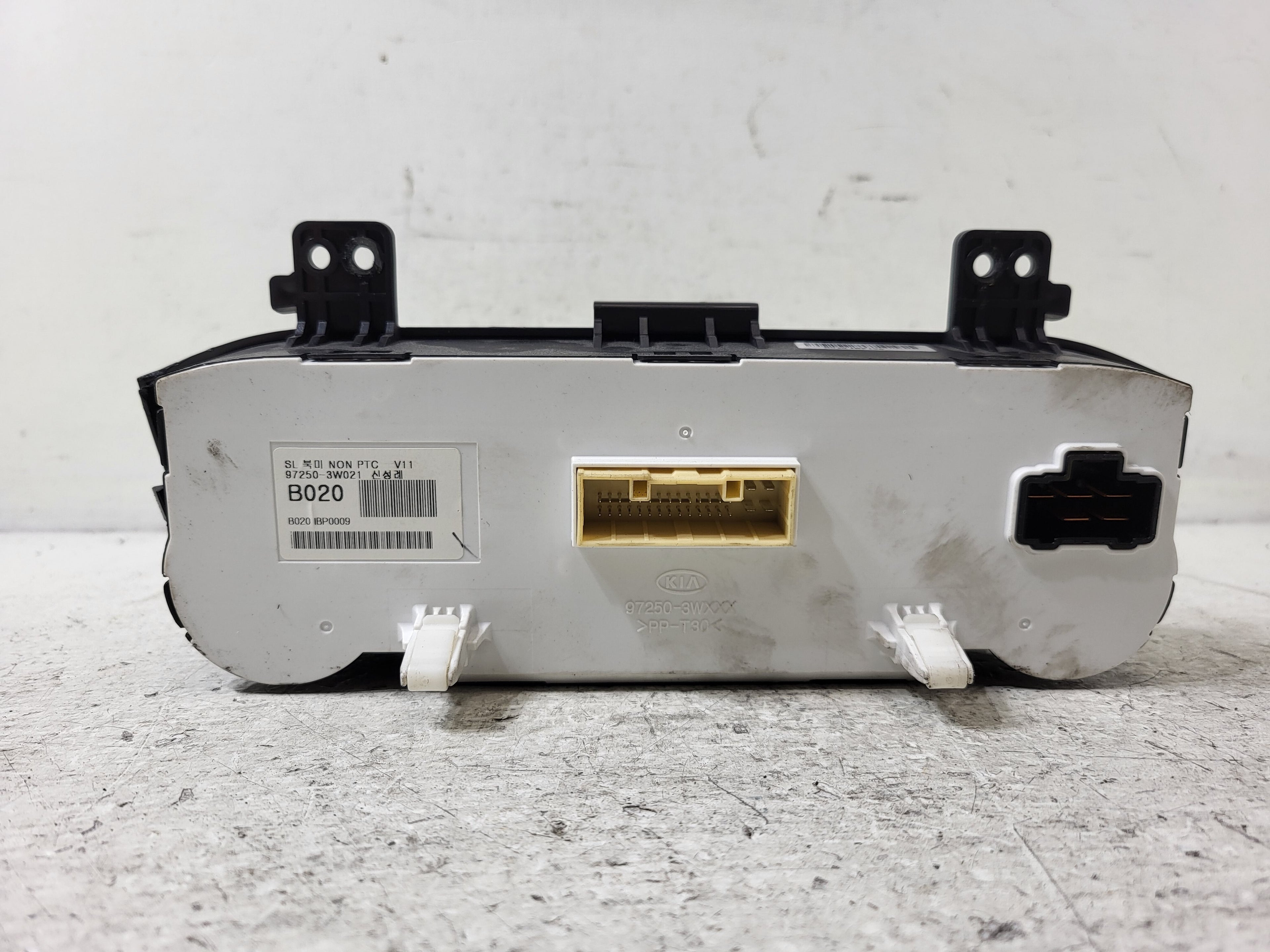 Pre-Owned Kia Sportage A/C Heat Temperature Control Unit L387