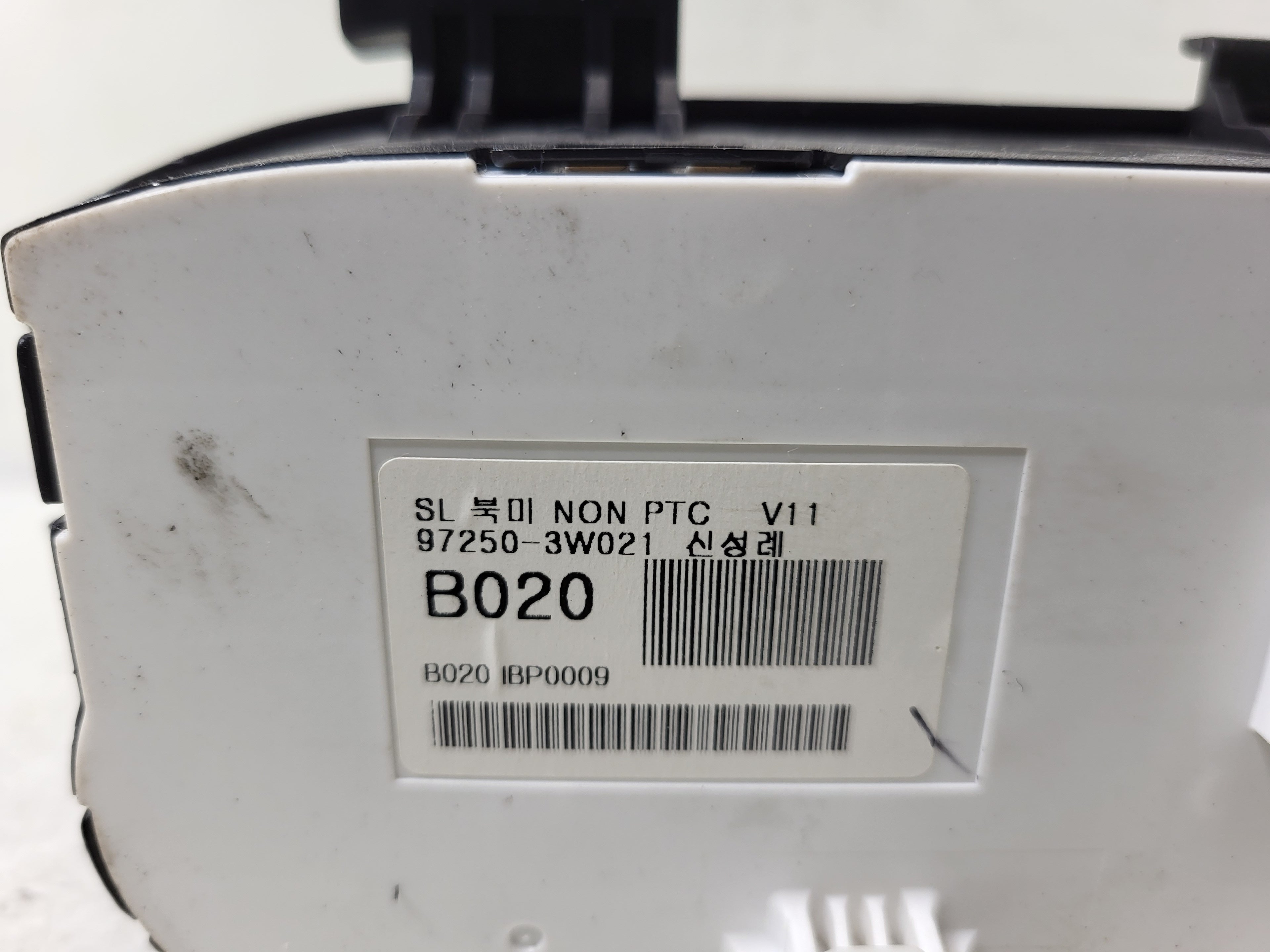Pre-Owned Kia Sportage A/C Heat Temperature Control Unit L387